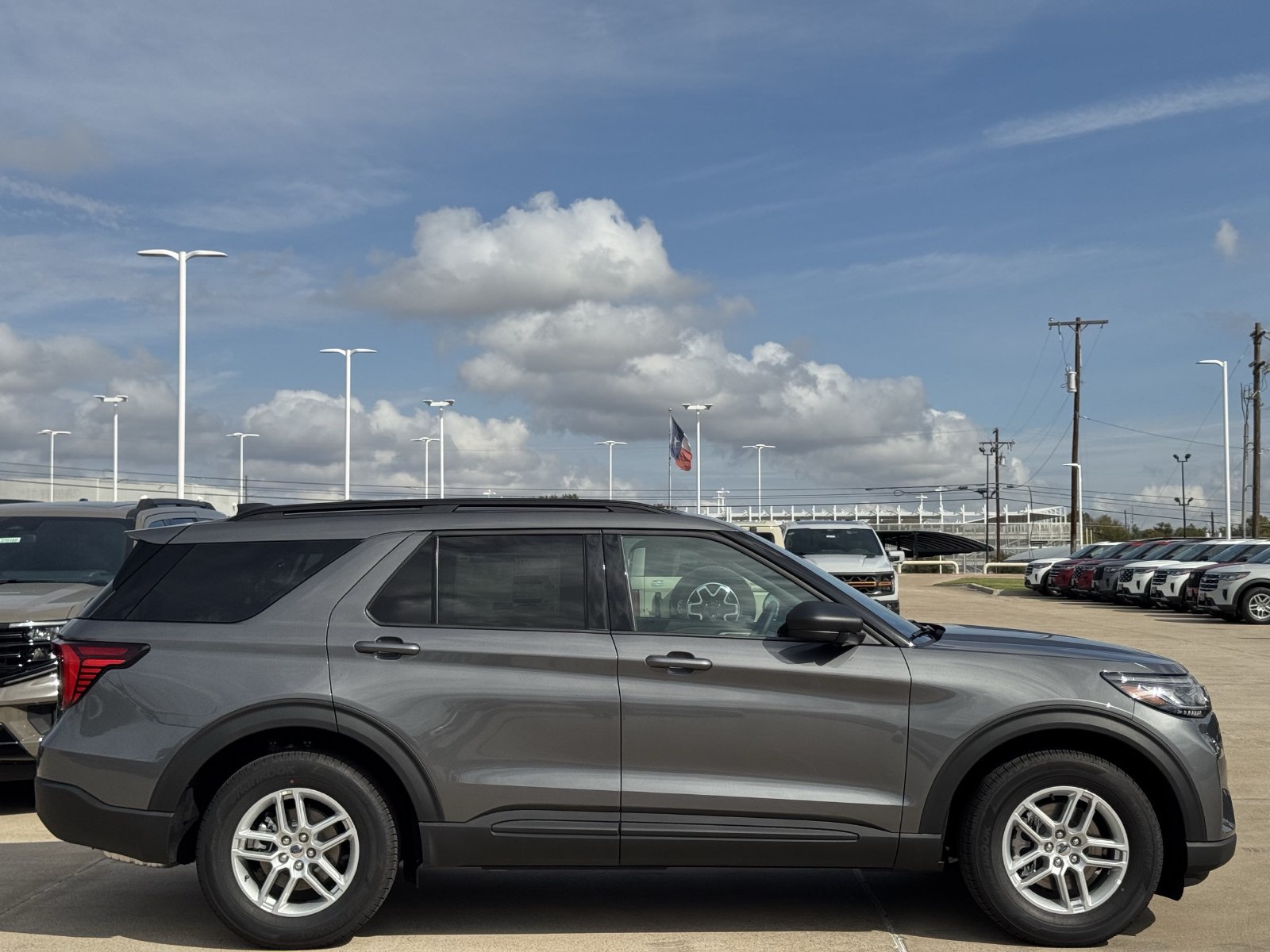 New 2027 Ford Explorer Active RWD image 3