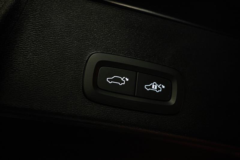 Used 2023 Volvo XC40 B4 Ultimate FWD image 8
