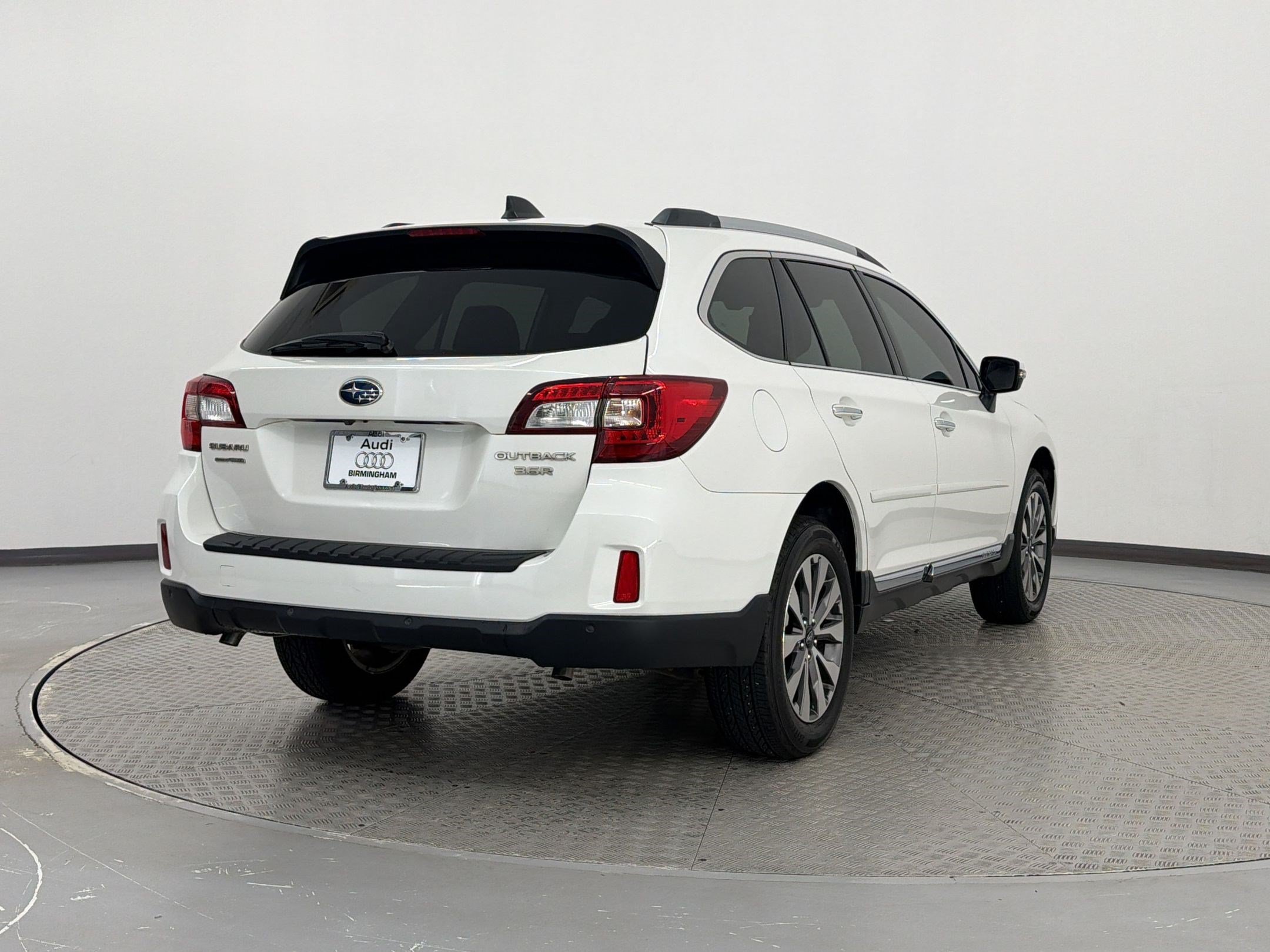 Used 2017 Subaru Outback 3.6R Touring AWD/4WD image 9
