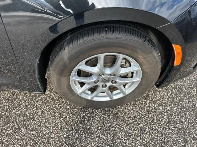 Used 2022 Chrysler Voyager LX image 33