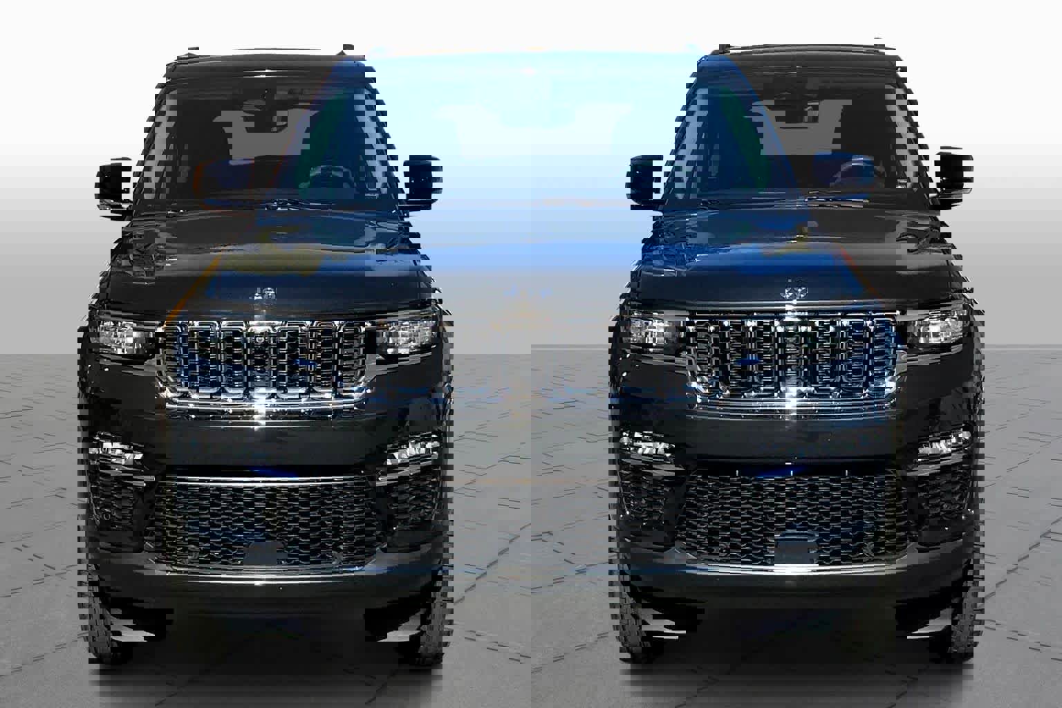 Used 2023 Jeep Grand Cherokee Limited w/ Luxury Tech Group II image 3