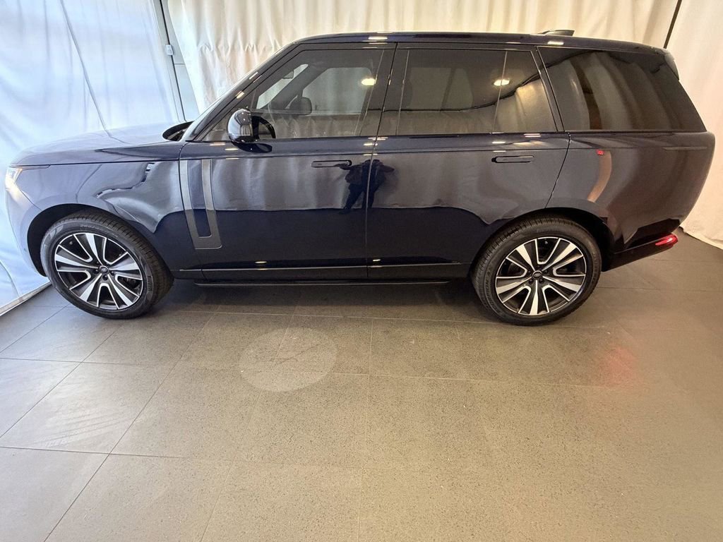 Used 2023 Land Rover Range Rover SE AWD/4WD image 2