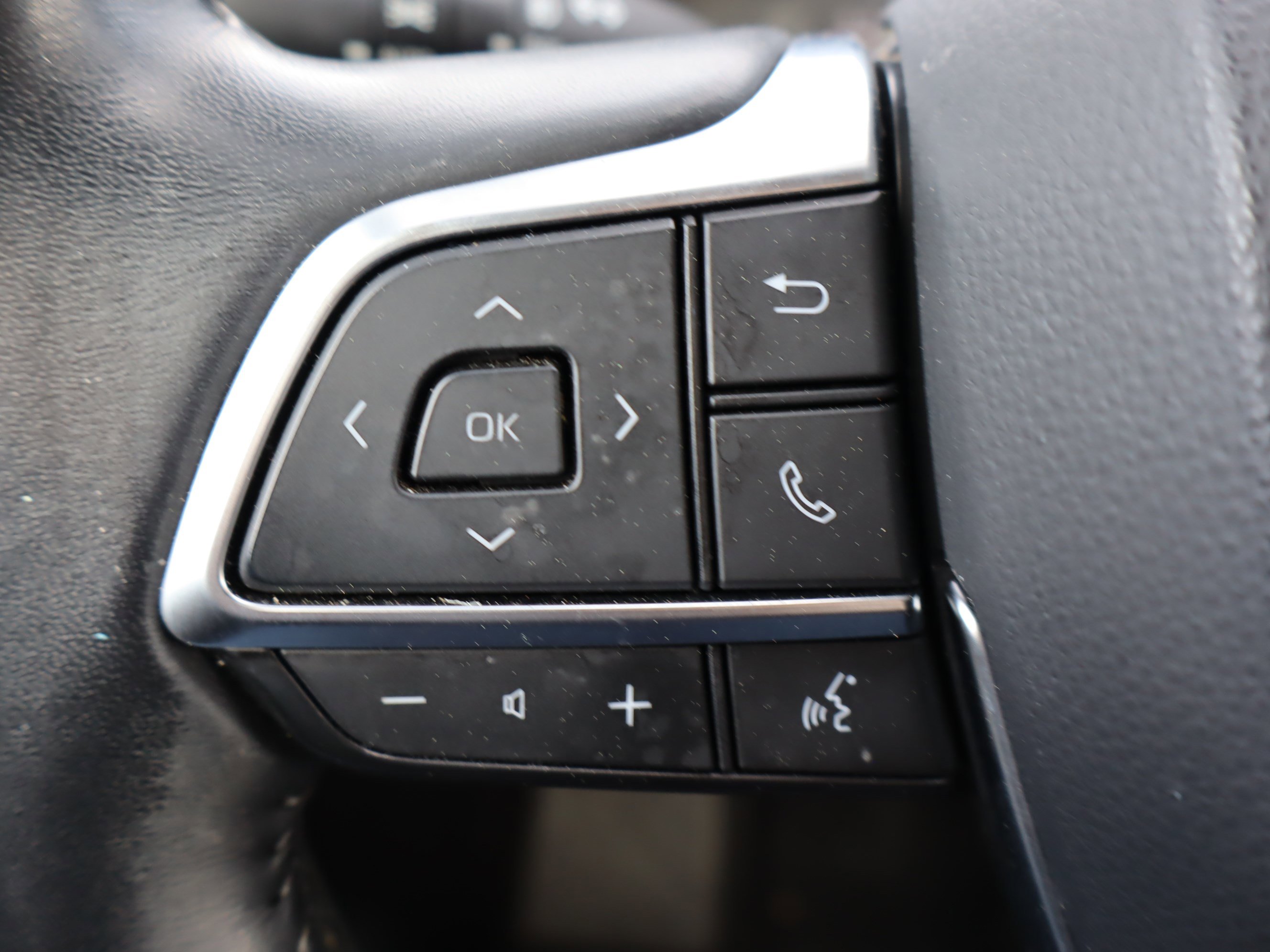 Used 2021 Toyota Highlander LE FWD image 19