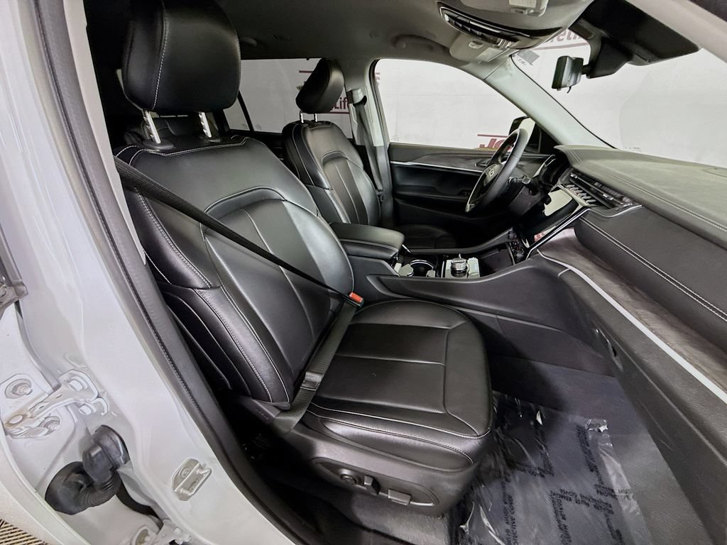 Used 2023 Jeep Grand Cherokee L Limited w/ Luxury Tech Group II AWD/4WD image 34