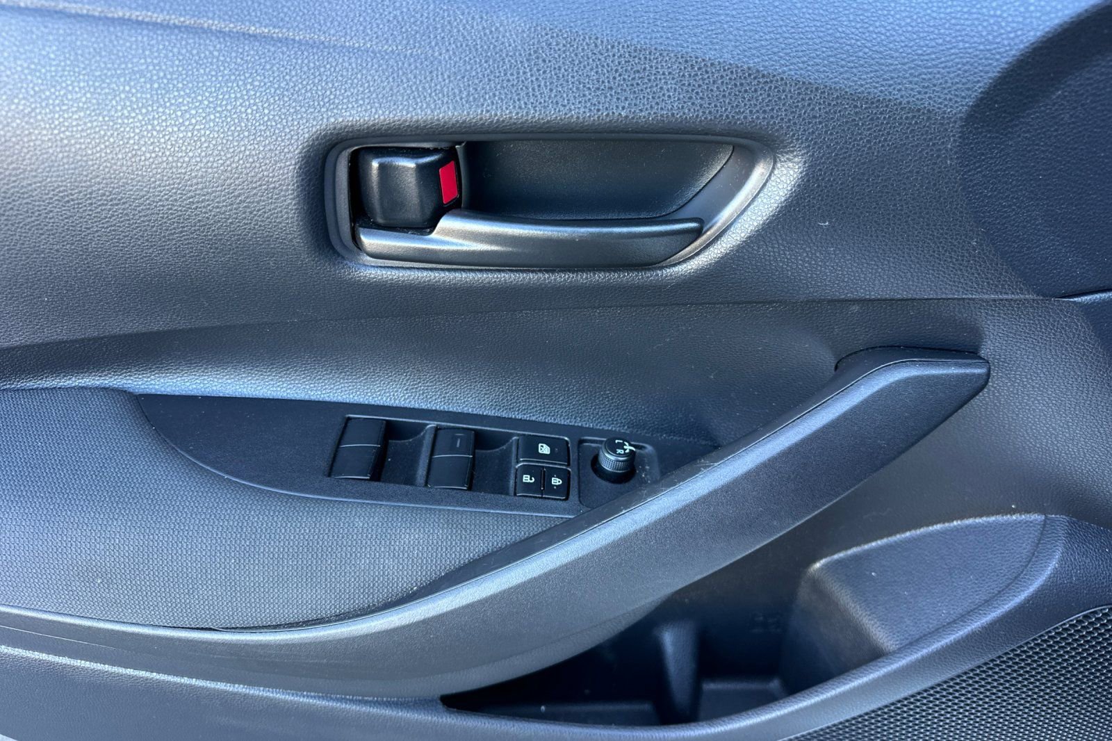 Used 2025 Toyota Corolla LE w/ LE Premium Package FWD image 7