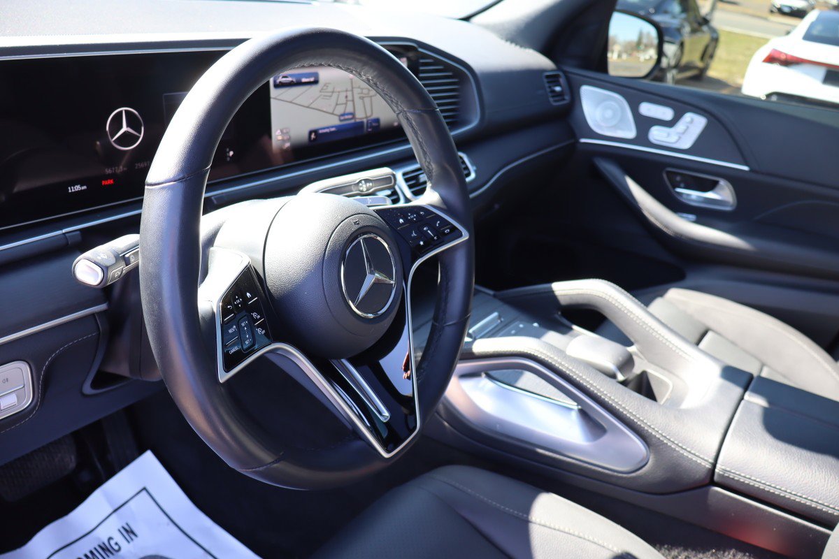 Used 2025 Mercedes-Benz GLE 450e 4MATIC w/ AMG Line Exterior image 9