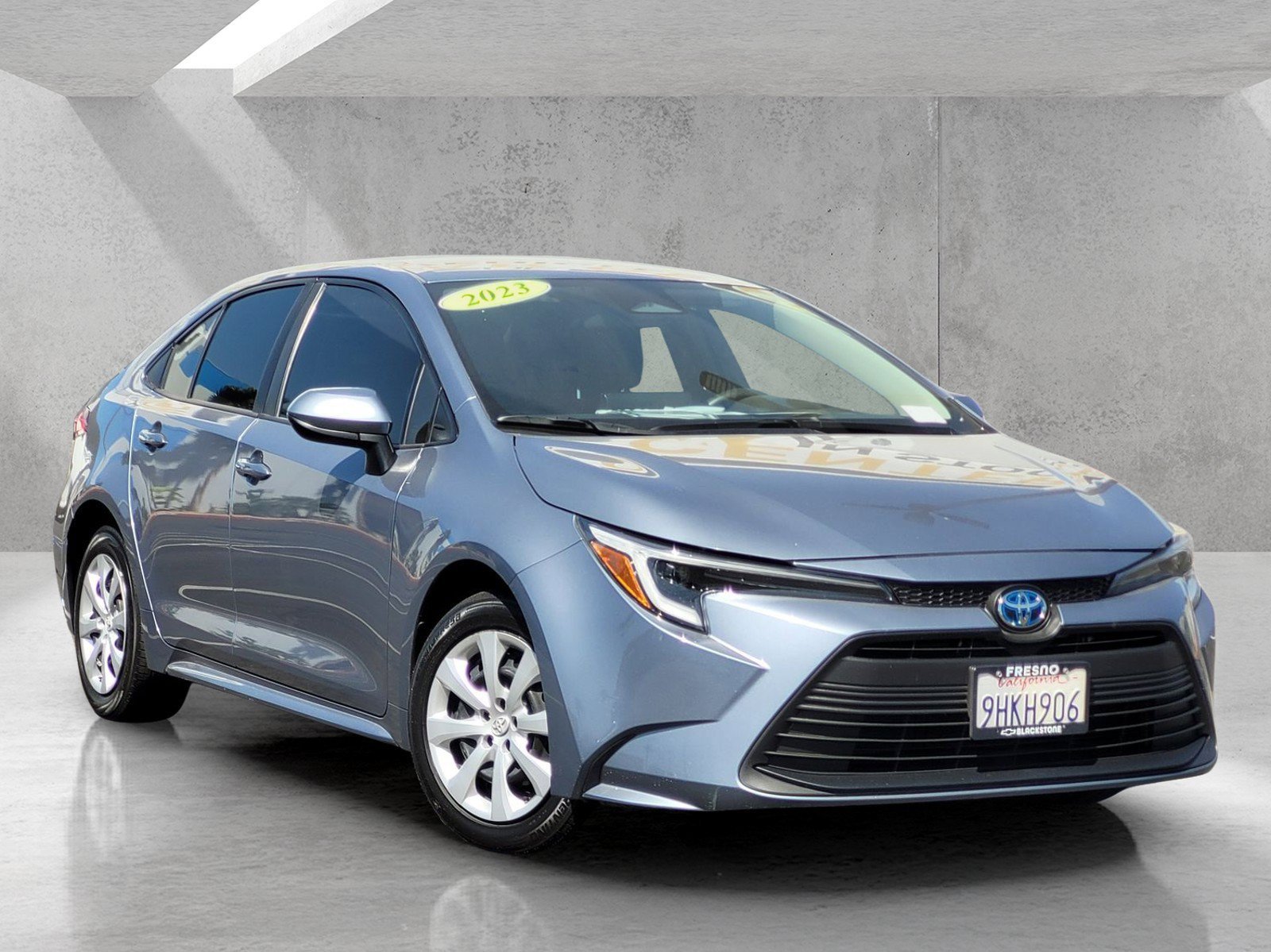 Used 2023 Toyota Corolla LE FWD image 2