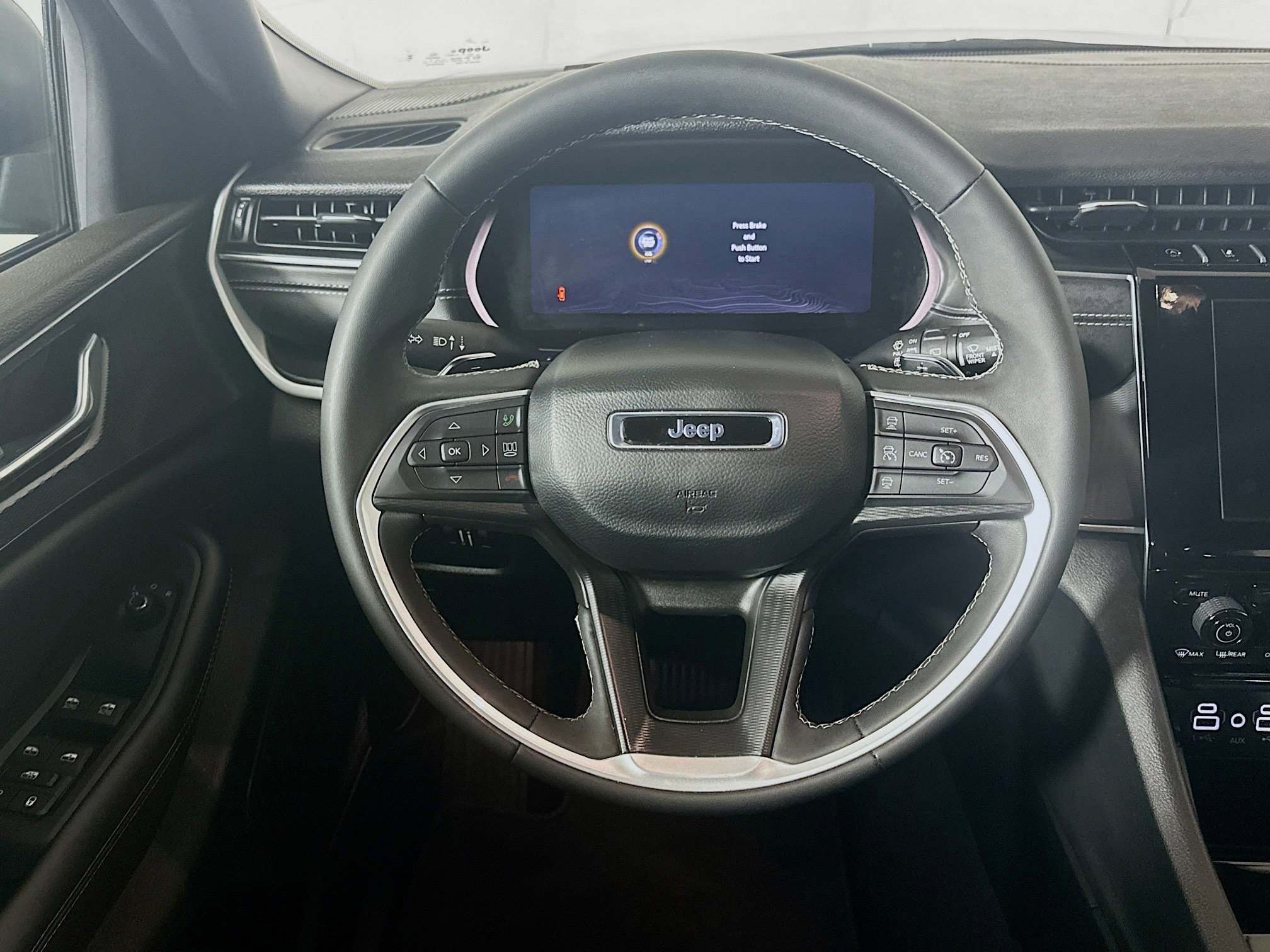 Used 2025 Jeep Grand Cherokee L Laredo image 18