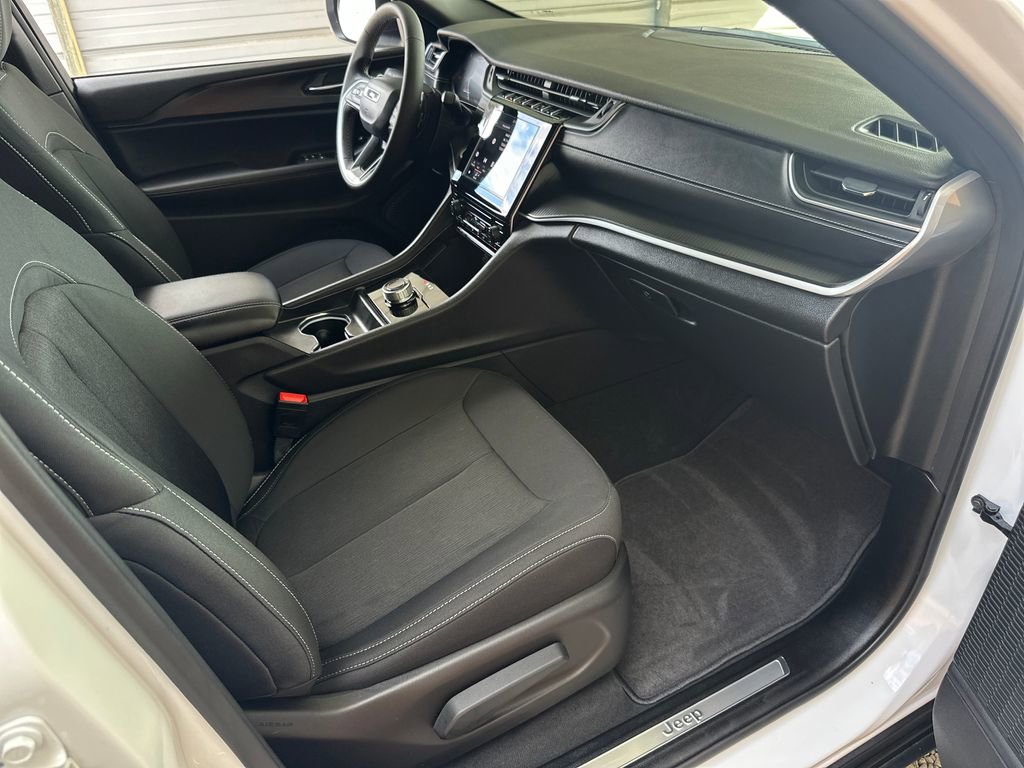 Used 2025 Jeep Grand Cherokee Laredo w/ Trailer Tow Package image 32