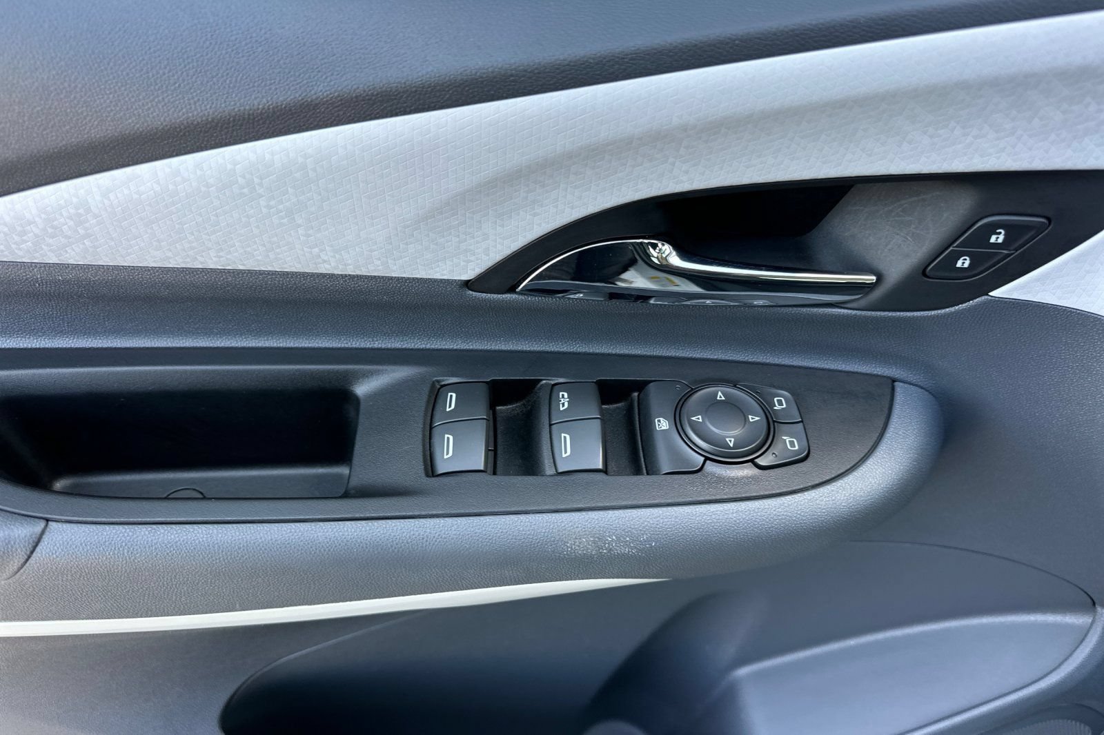 Used 2020 Chevrolet Bolt Premier w/ Infotainment Package FWD image 12