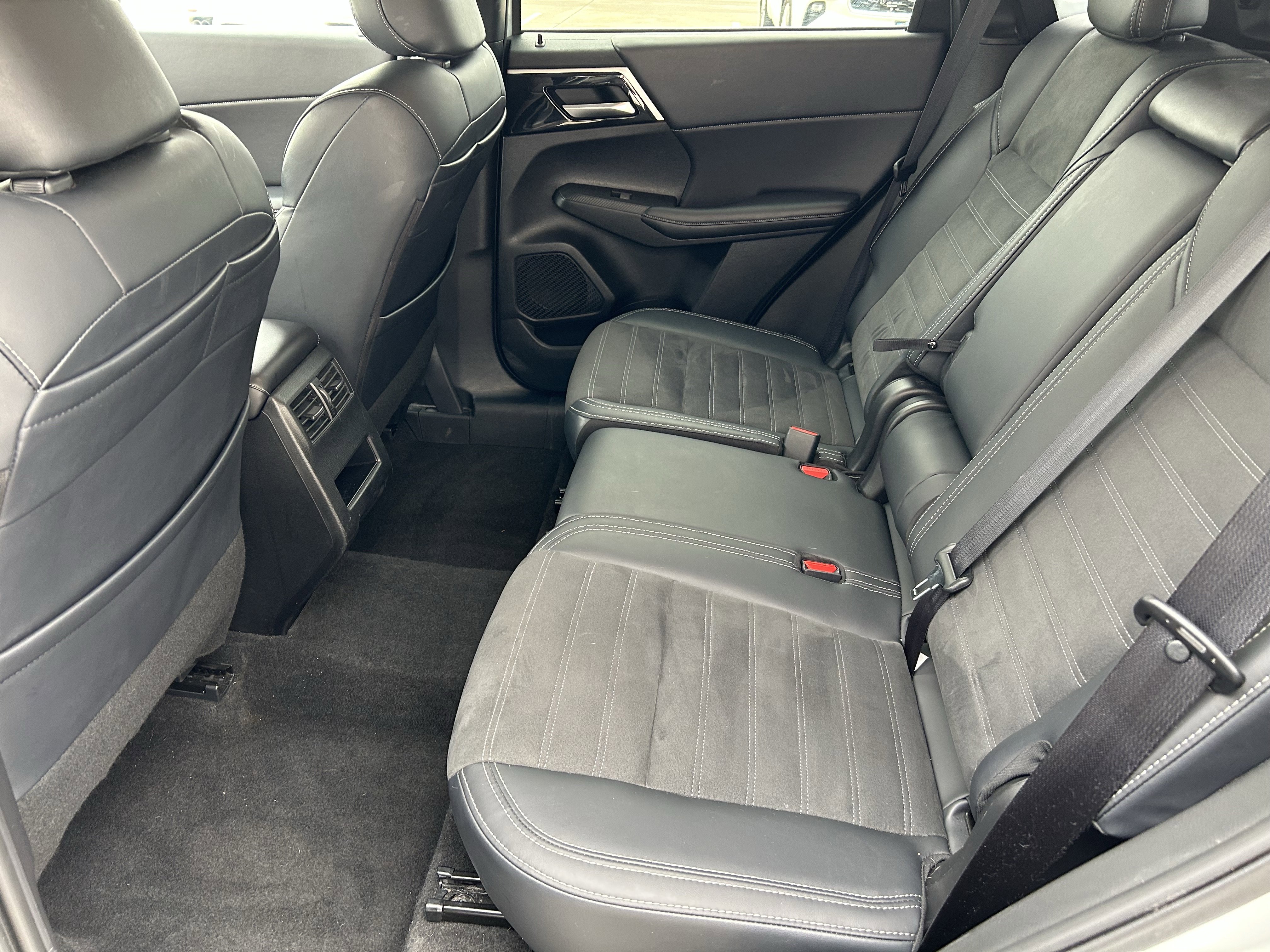 Used 2024 Mitsubishi Outlander SE image 17