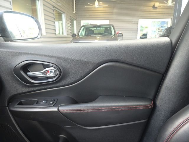 Used 2021 Jeep Cherokee Trailhawk w/ Comfort/Convenience Group image 14