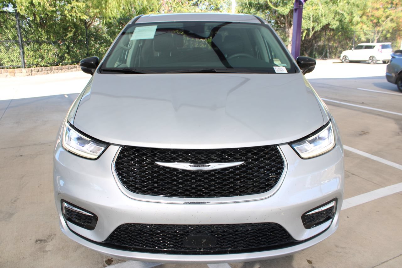 Used 2024 Chrysler Pacifica Touring-L FWD image 9