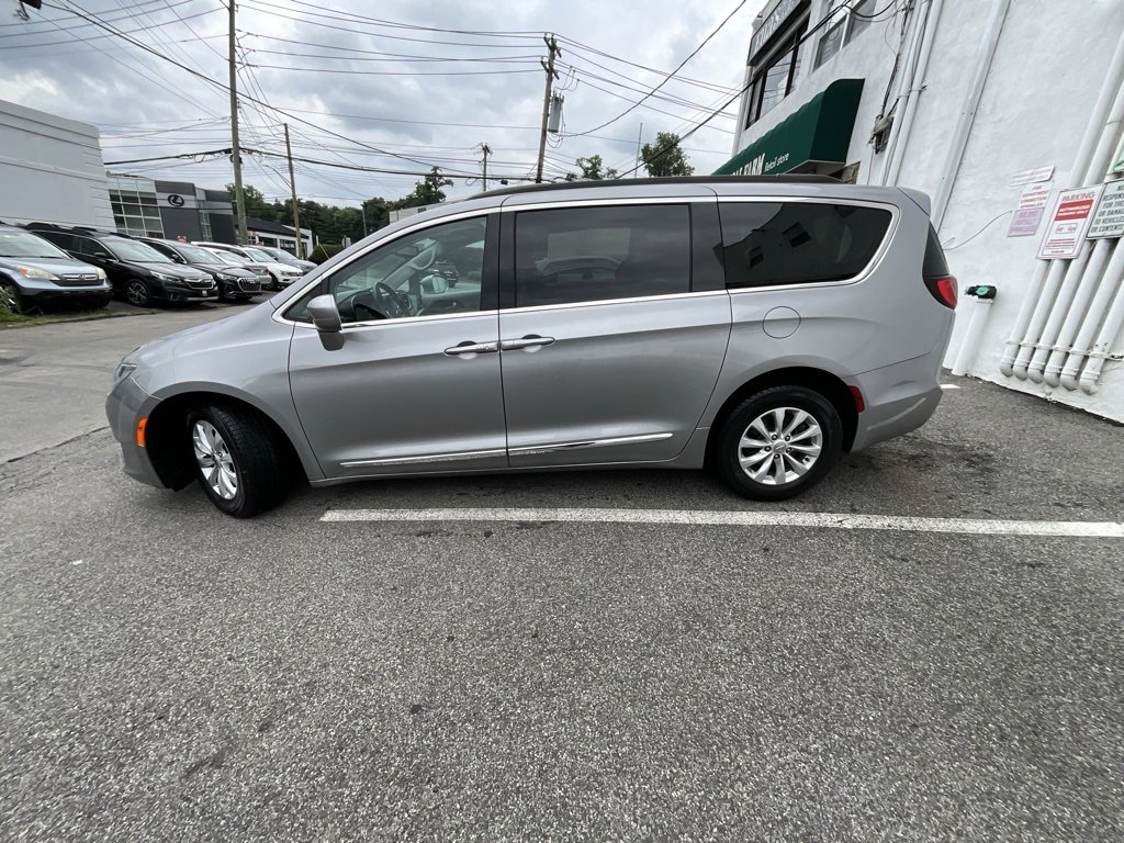 Used 2017 Chrysler Pacifica Touring-L image 3