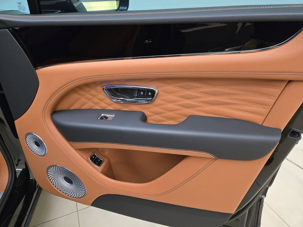 Used 2024 Bentley Bentayga image 29