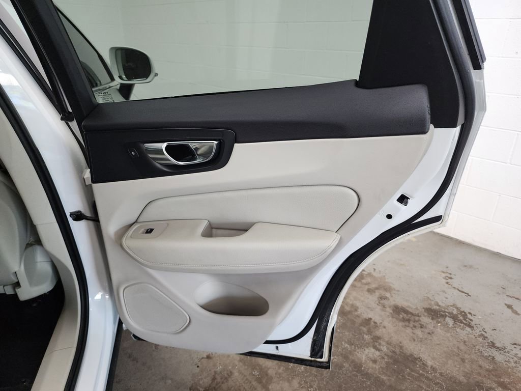 Used 2020 Volvo XC60 T6 Momentum AWD/4WD image 31