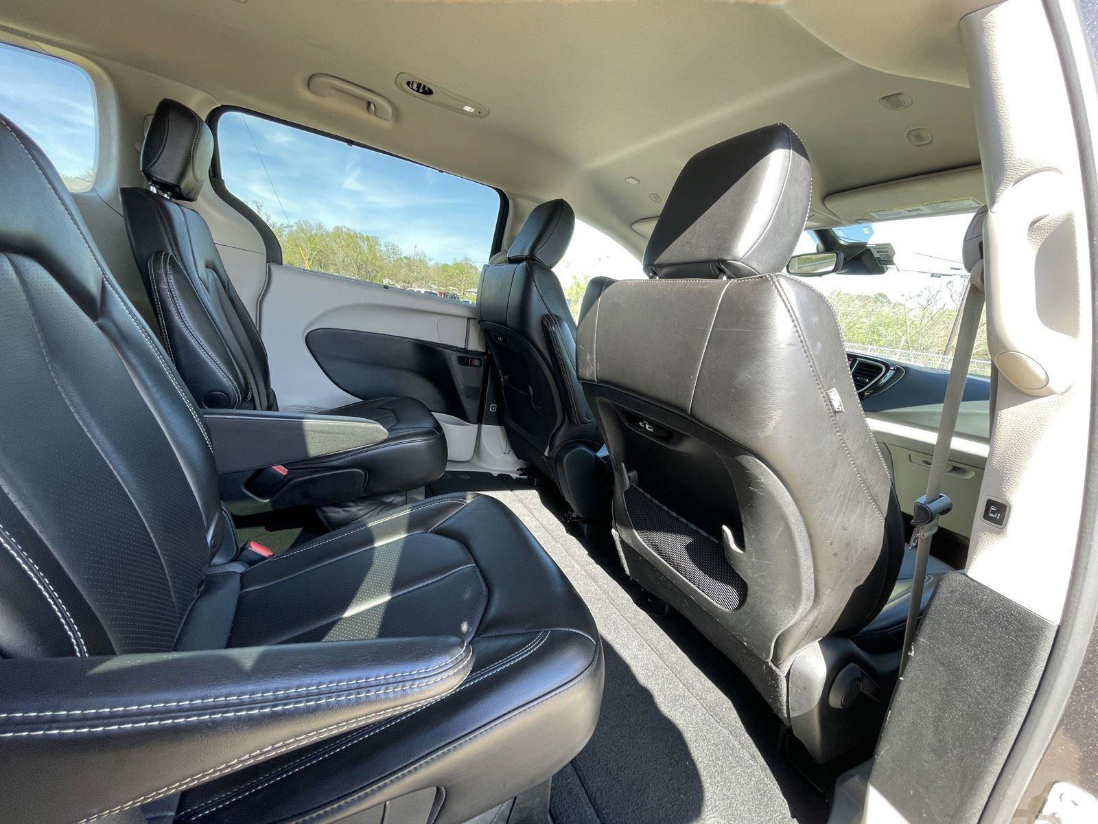 Used 2023 Chrysler Pacifica Touring-L image 48