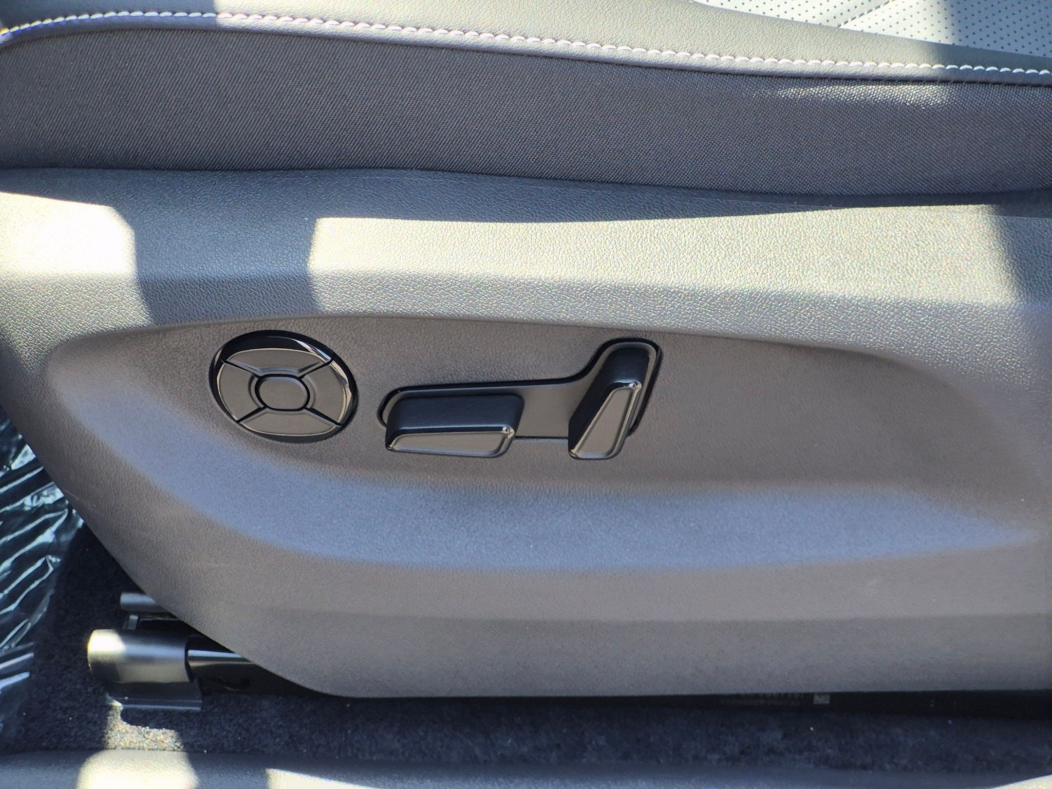 New 2026 Volkswagen Tiguan SE R-Line FWD image 15