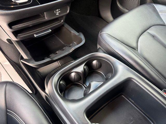 Used 2026 Chrysler Pacifica Select image 11