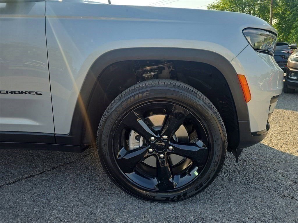 New 2025 Jeep Grand Cherokee L Altitude image 2