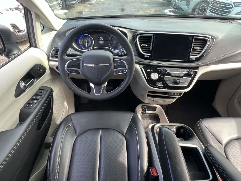 Used 2023 Chrysler Pacifica Touring-L image 18