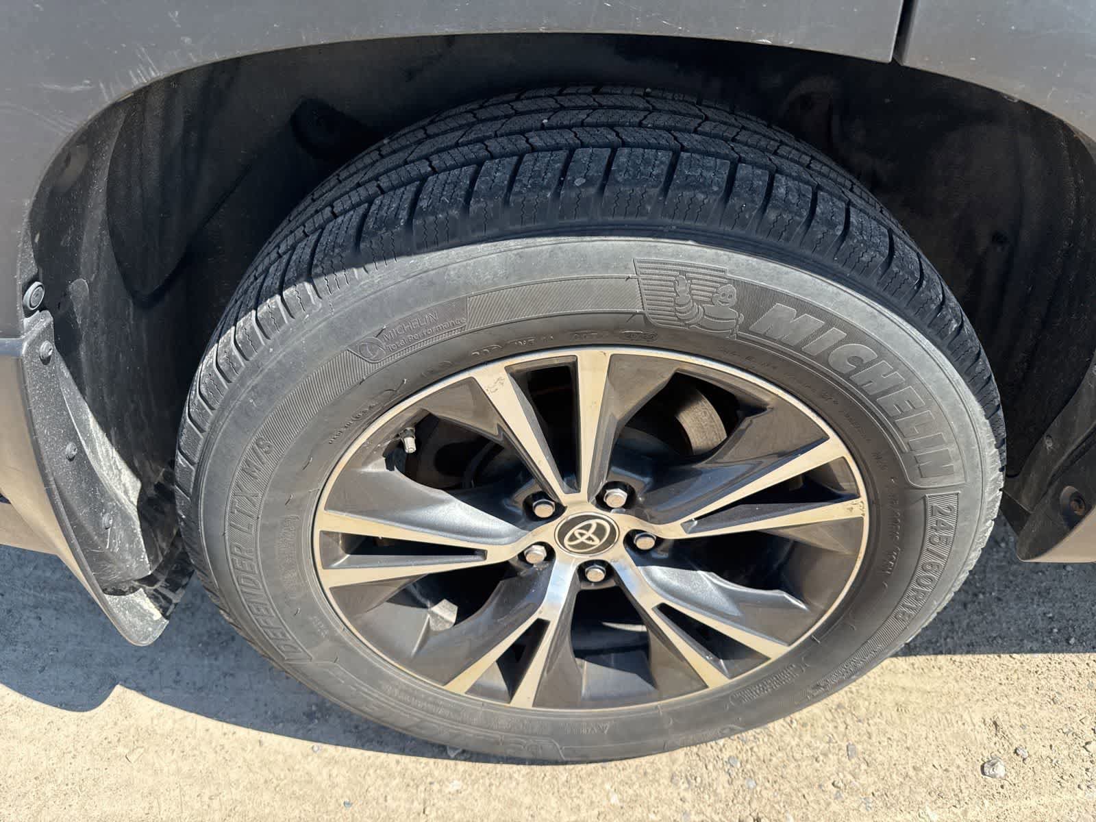 Used 2019 Toyota Highlander LE AWD/4WD image 8