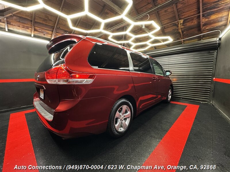 Used 2012 Toyota Sienna LE w/ Towing Pkg image 3