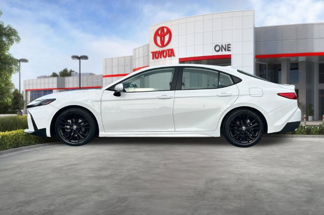 Used 2025 Toyota Camry SE FWD image 8