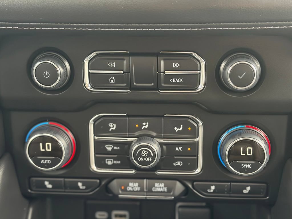 Used 2024 Chevrolet Suburban Z71 w/ Luxury Package AWD/4WD image 34