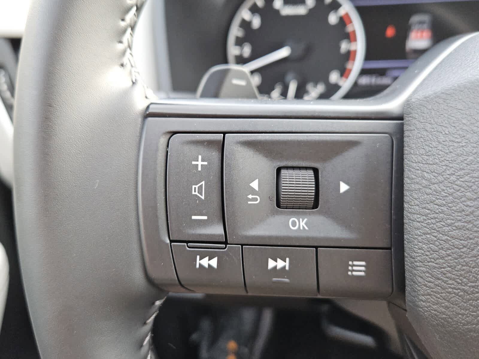 Used 2025 Nissan Rogue SV FWD image 12