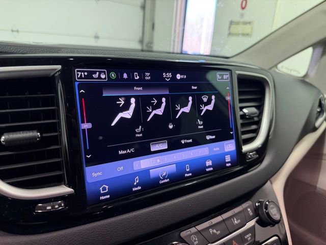 Used 2023 Chrysler Pacifica Touring-L image 19