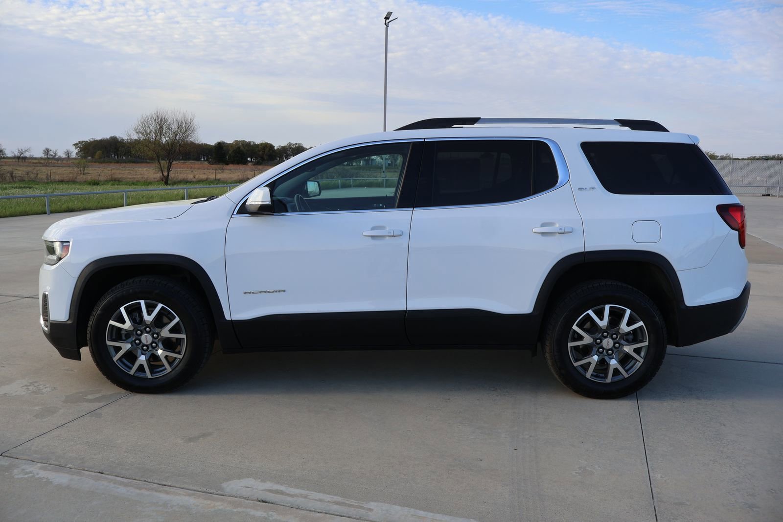 Used 2023 GMC Acadia SLT AWD/4WD image 2
