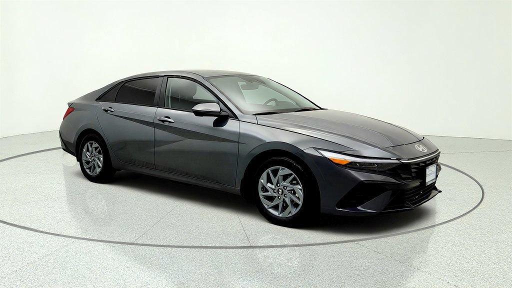 Used 2026 Hyundai Elantra Hybrid FWD image 3