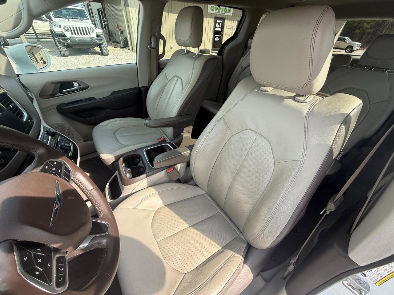 Used 2018 Chrysler Pacifica Touring-L Plus image 5