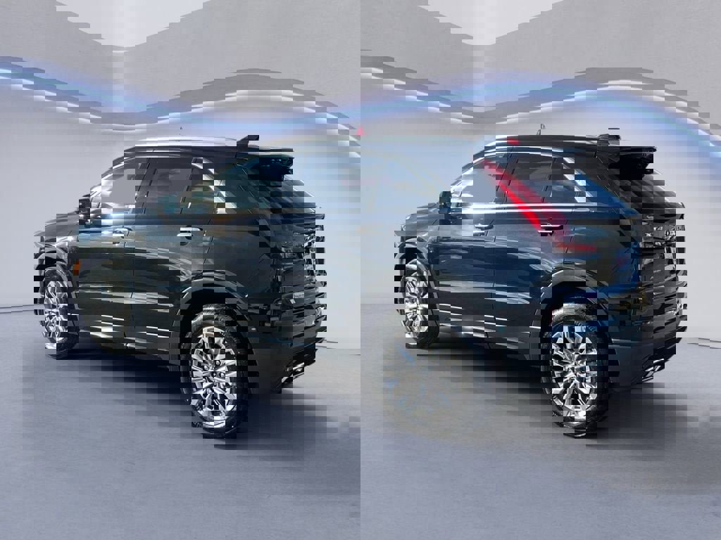 Used 2024 Cadillac XT4 Premium Luxury image 3