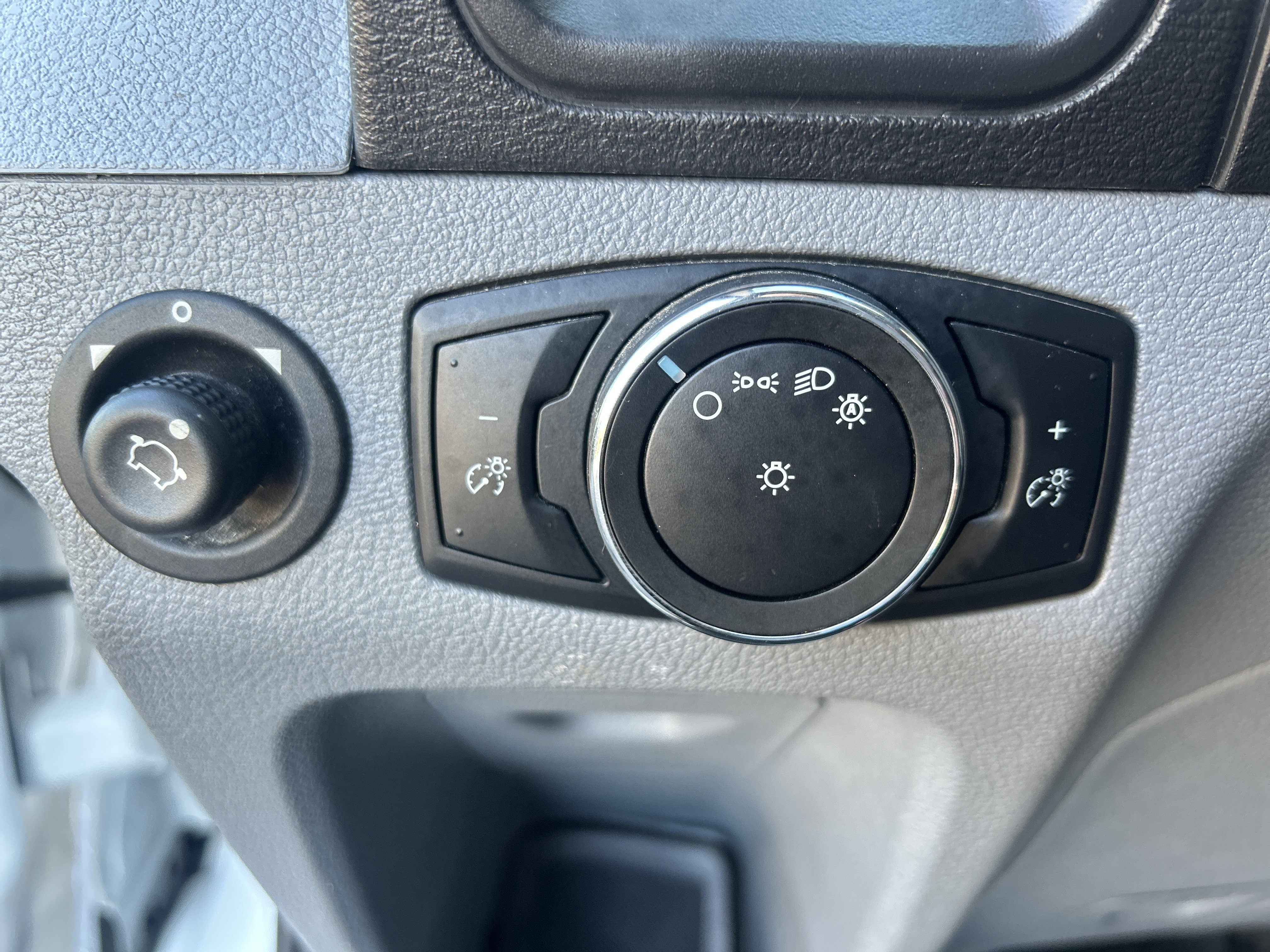 Used 2019 Ford Transit 150 XLT image 15