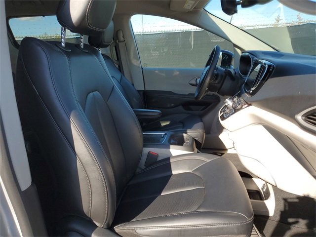 Used 2024 Chrysler Pacifica Touring-L image 27