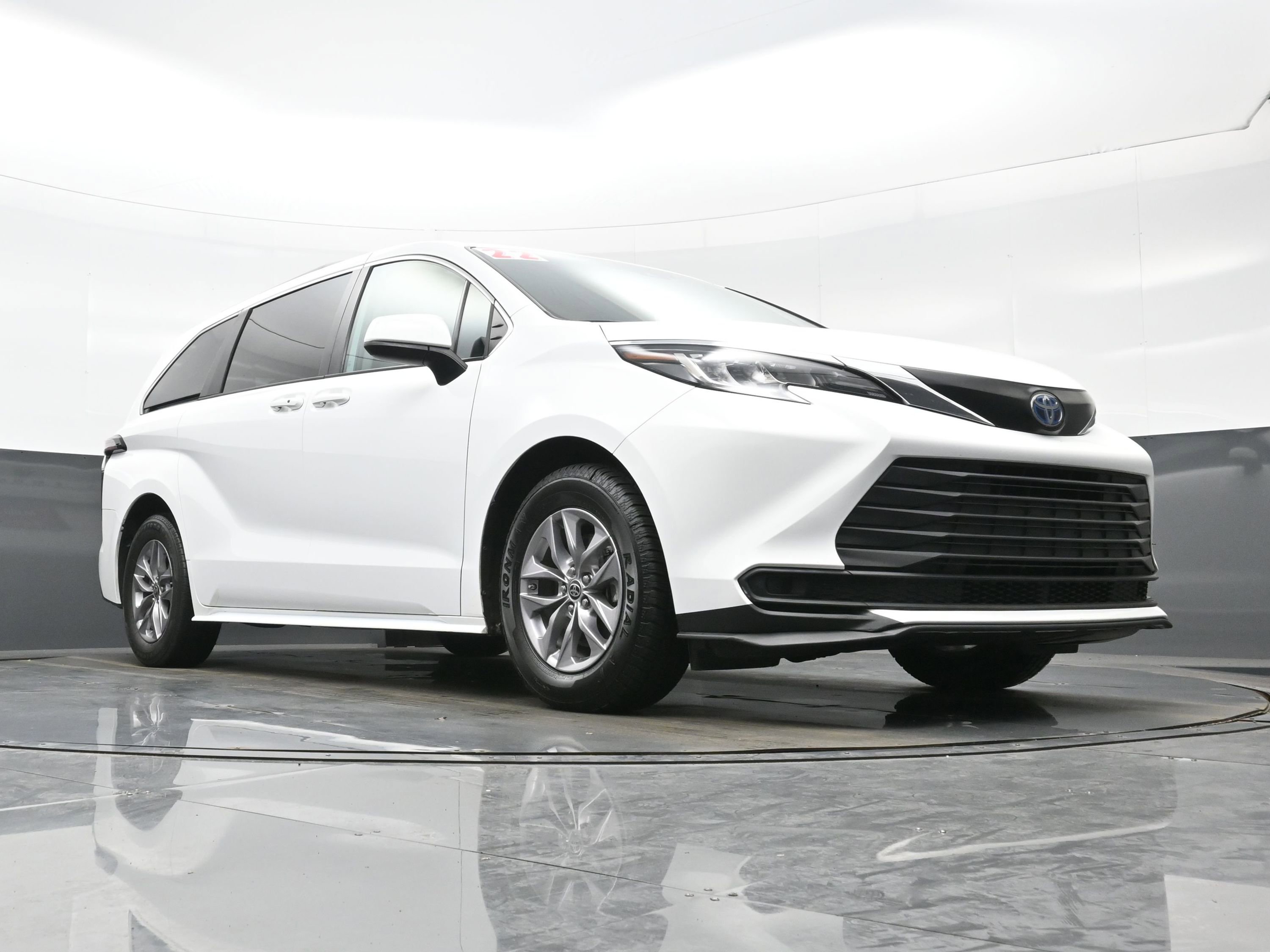 Used 2022 Toyota Sienna LE image 25