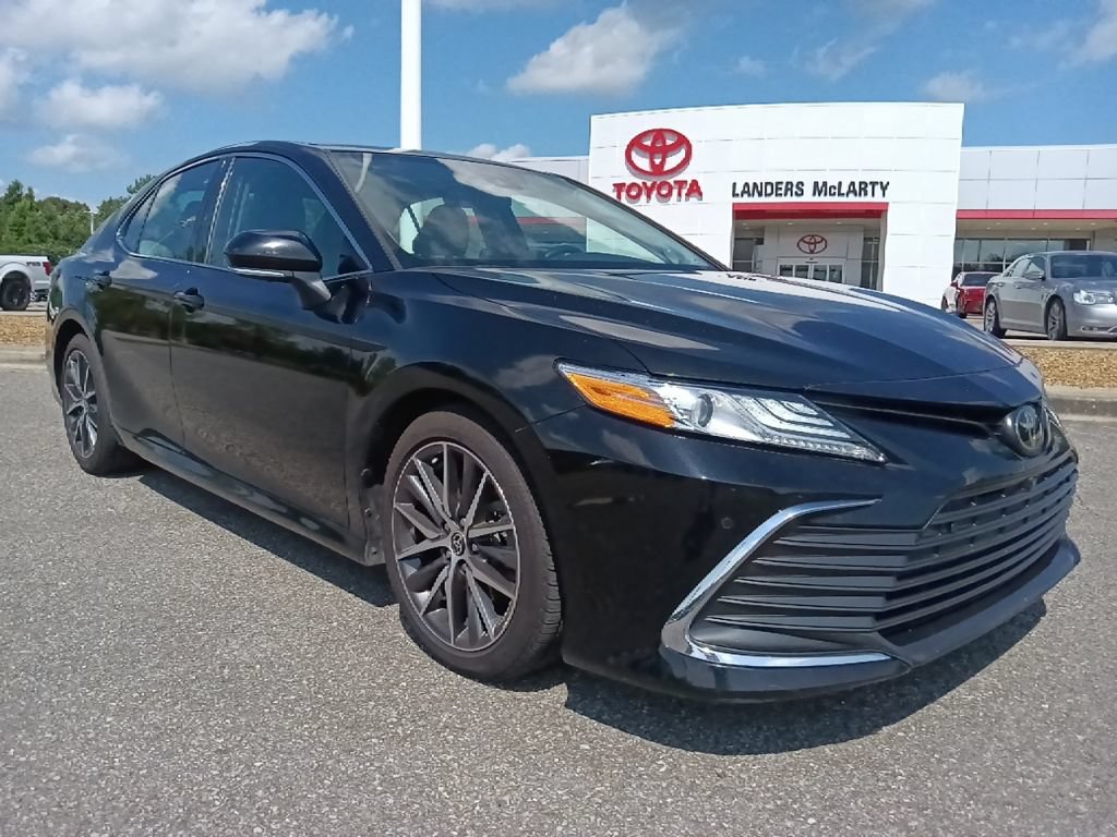 Used 2023 Toyota Camry XLE w/ Navigation Package FWD image 1