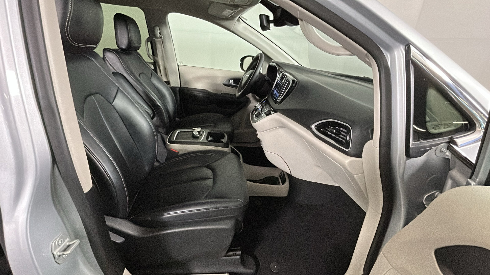 Used 2024 Chrysler Pacifica Touring-L FWD image 35
