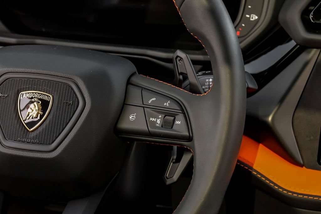 Used 2025 Lamborghini Urus SE AWD/4WD image 15