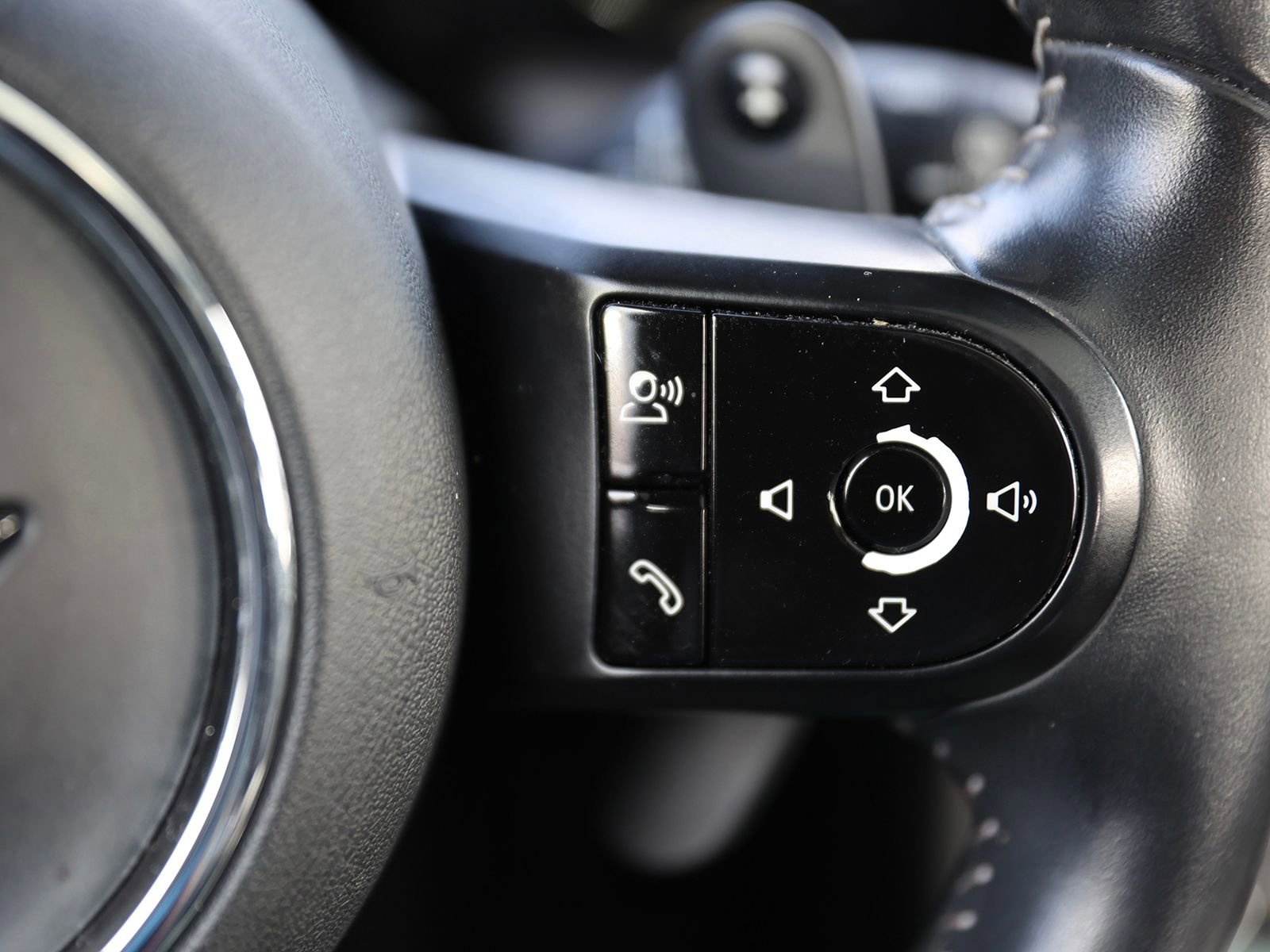 Used 2022 MINI Cooper S w/ Premium Package image 37