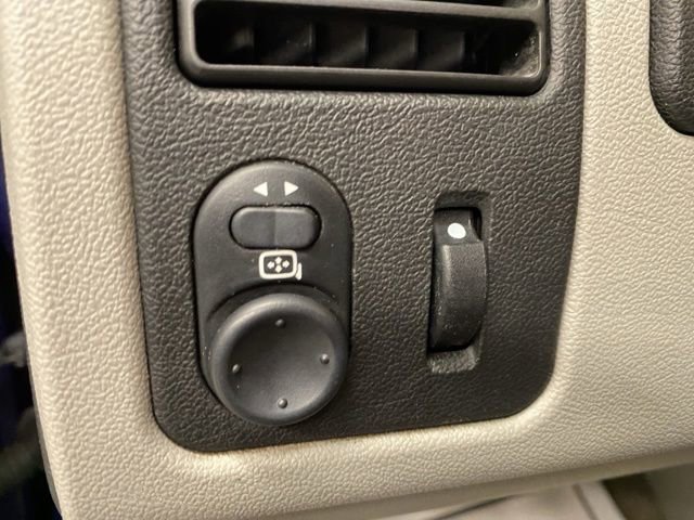 Used 2005 Chevrolet Equinox LT w/ Preferred Equipment Group AWD/4WD image 32