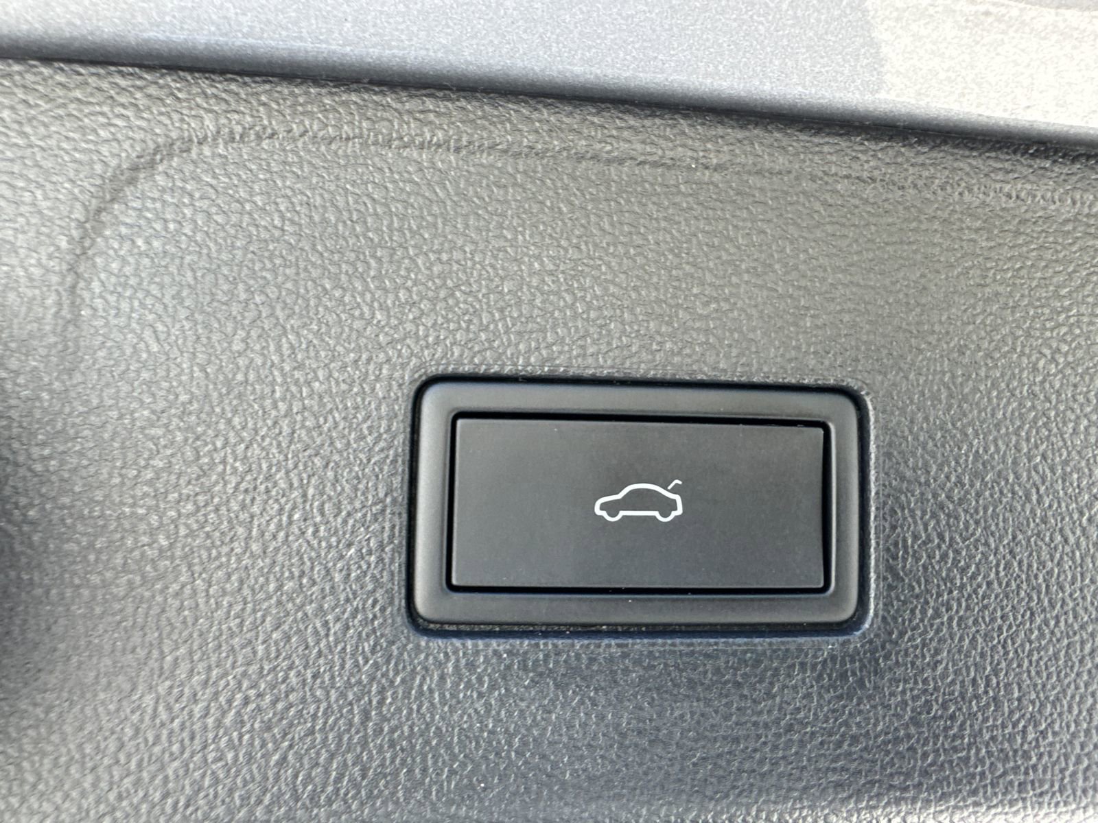 Used 2025 Volkswagen Atlas SE image 19