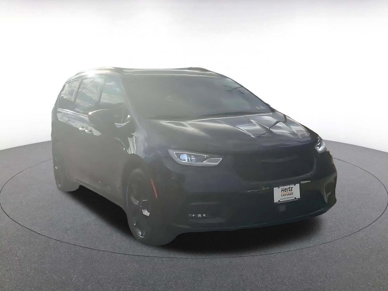 Used 2025 Chrysler Pacifica Limited image 3