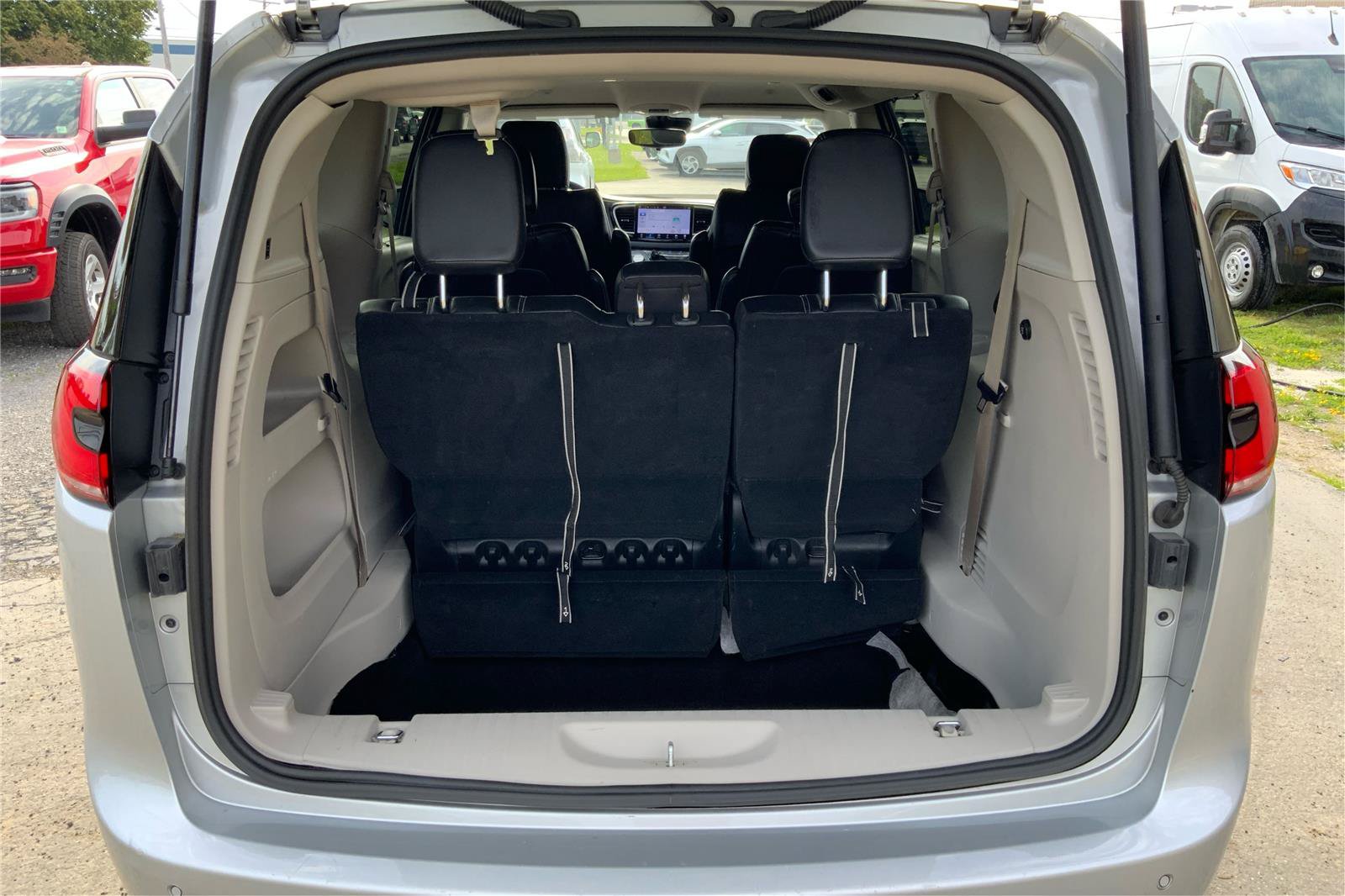 Used 2024 Chrysler Pacifica Touring-L FWD image 12