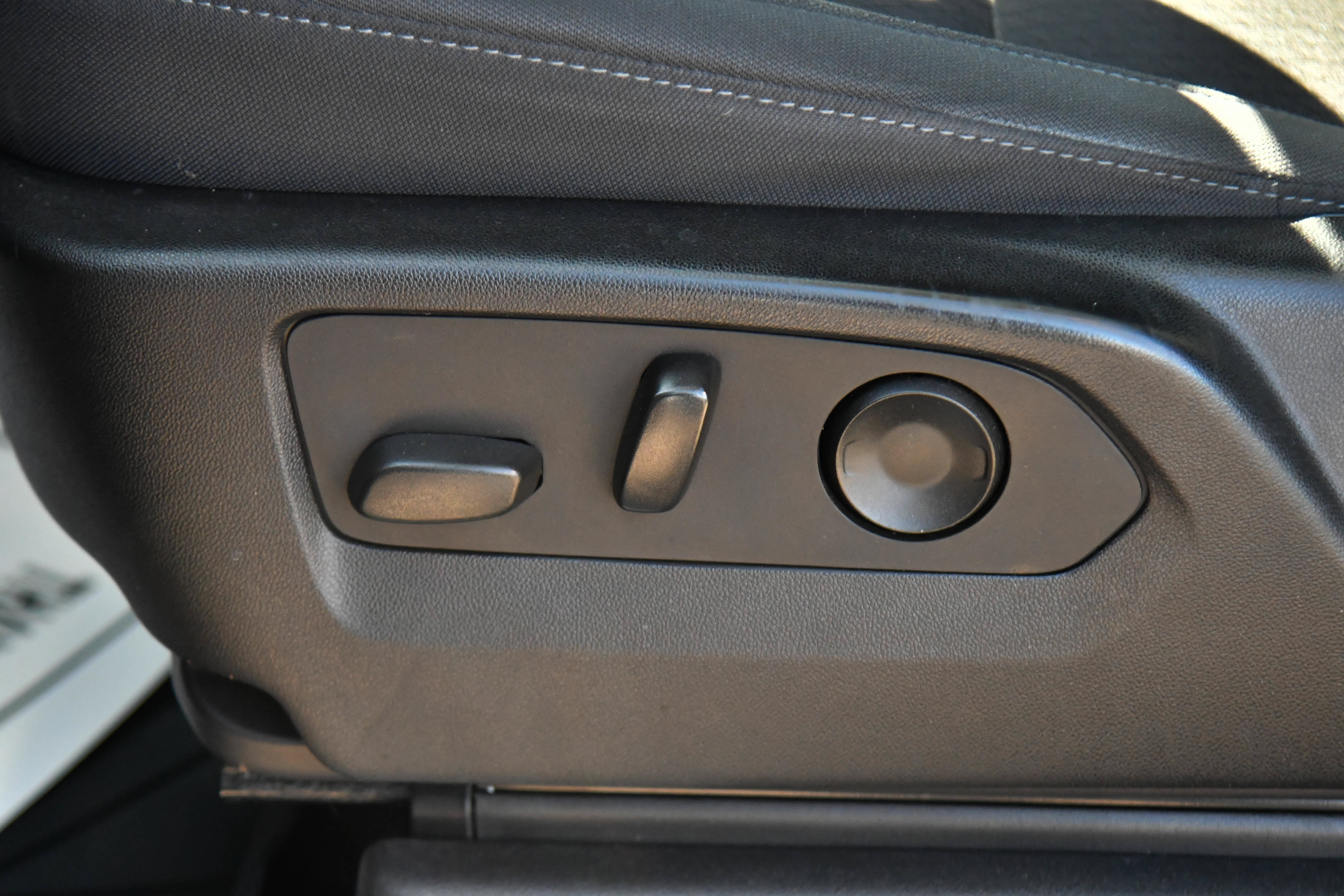 Used 2022 Chevrolet Silverado 1500 LT AWD/4WD image 16