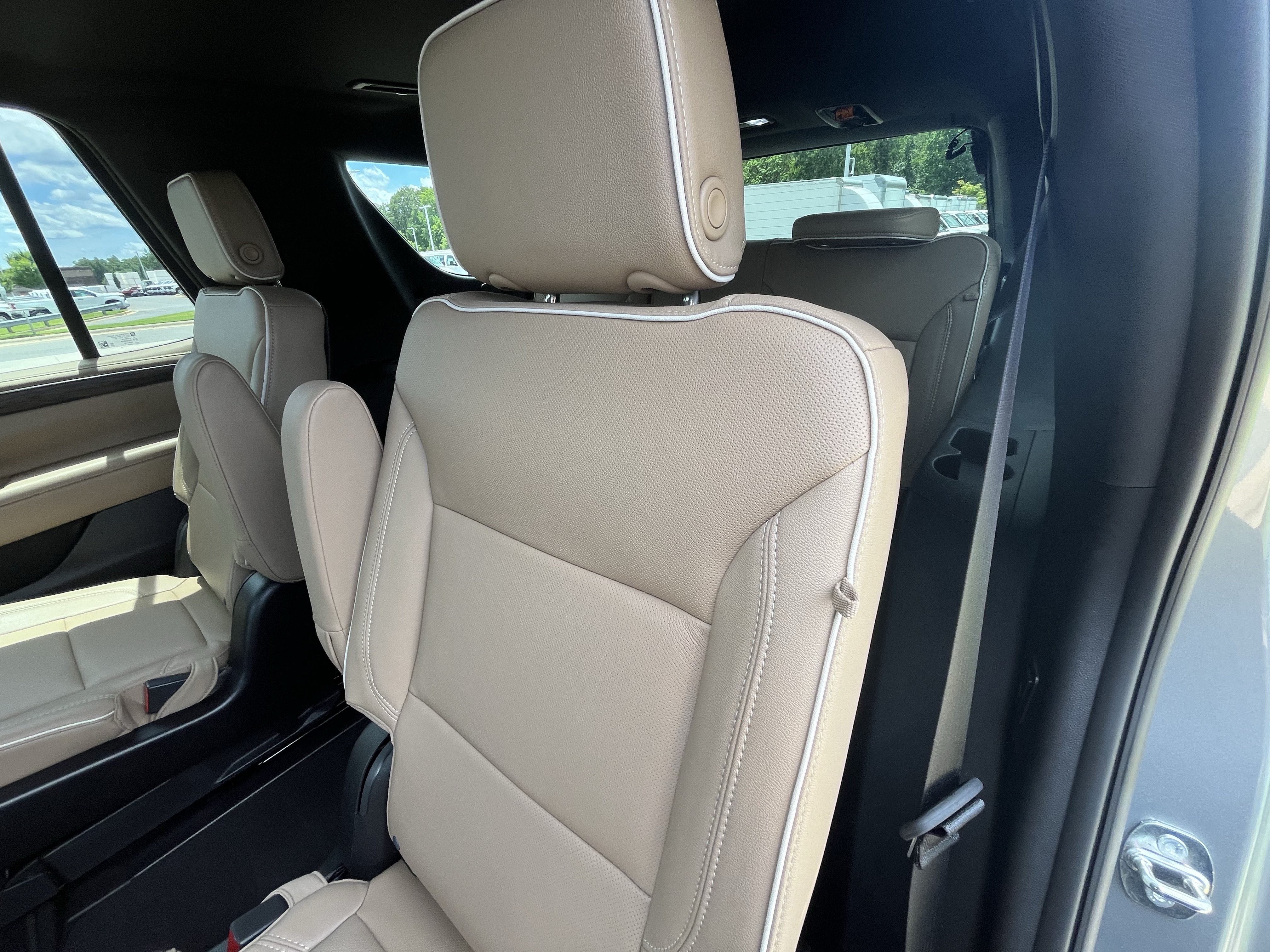 Used 2023 Chevrolet Tahoe Premier w/ Premium Package 2 AWD/4WD image 31