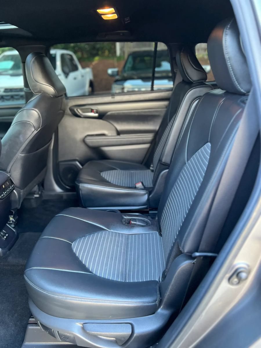 Used 2024 Toyota Highlander XSE FWD image 11