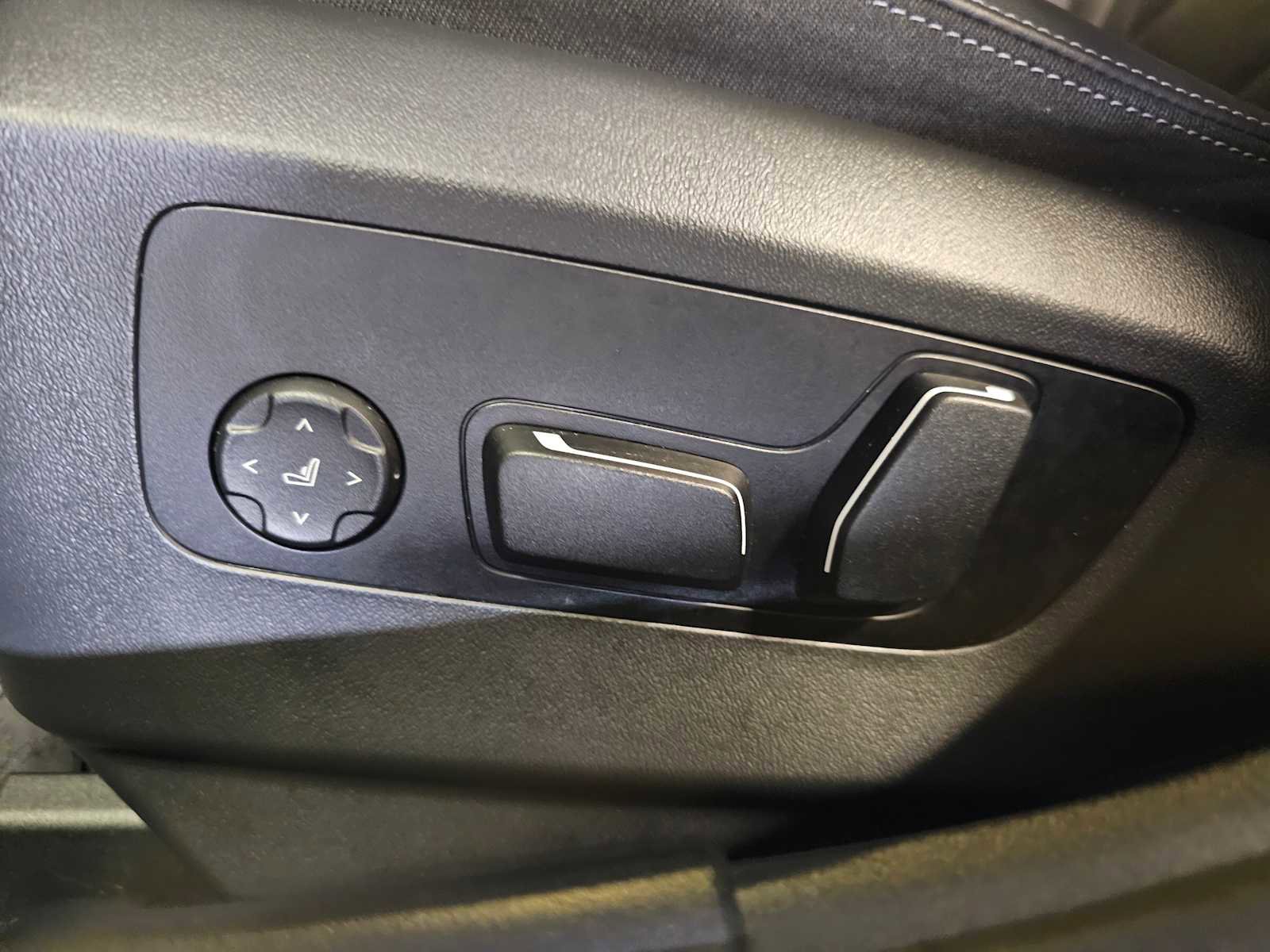 Used 2025 BMW 530i xDrive w/ M Sport Package image 25